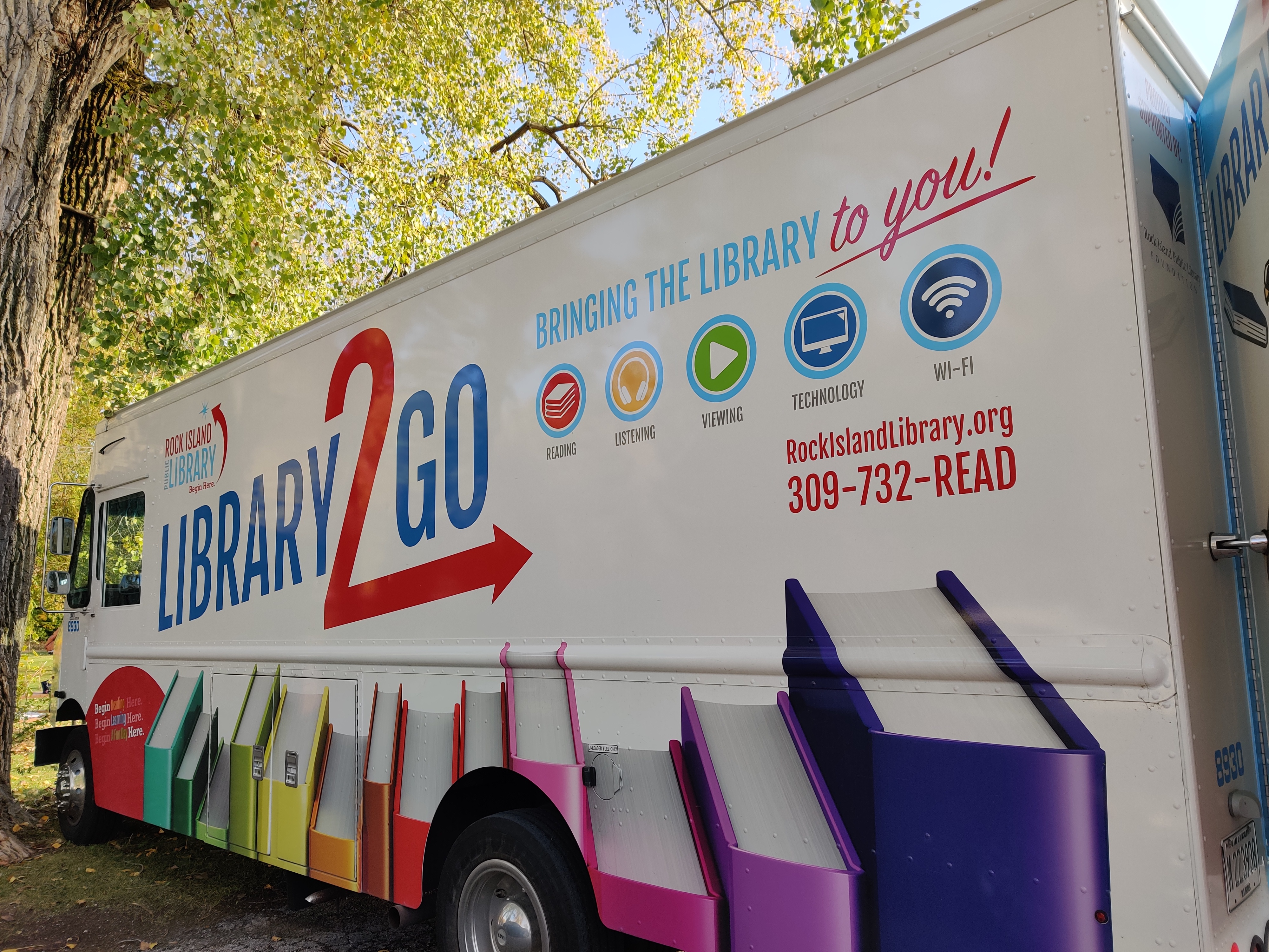 Side view of Library2Go bookmobile 