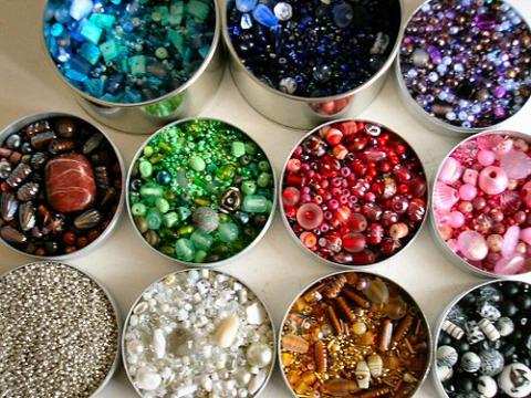 Picture of circular containers with different colored beads inside.